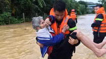 Thanh Hoa Fire Police deployed to support people in flooded areas