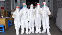 Female police officer invents thermal shockproof T-shirt to cool down doctors amid COVID-19 