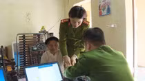 Hung Yen Police issue ID cards to people at their home 