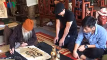 Residents head to Temple of Literature for calligraphic works