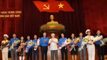 Top leader meets outstanding young Party members