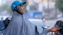 Hanoians welcome first rain after week-long heat wave