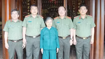 Deputy Minister Nguyen Van Thanh visits former revolutionary prisoner