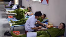 Officers and students of People's Police School 5 active in donating blood