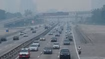 Malaysia closes hundreds of schools as haze hits unhealthy level