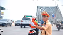 Hanoi Traffic Police strive to ensure traffic safety despite intensive heat