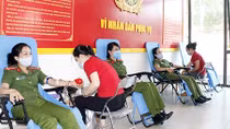 Nghe An police officers voluntarily donate blood