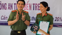 Can Tho Police hand over steel-hulled patrol boat to Ben Tre Police