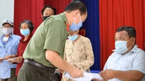 CAND Newspaper and donors present Tet gifts to needy people in Long An