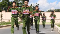 Tra Vinh police officers participate in armed marathon 