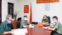 Deputy Minister Le Quy Vuong answers queries at regular citizen reception meeting