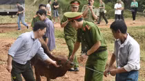 Thanh Hoa Police hand over over 1.2 billion VND to victims of recent floods