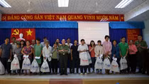CAND Newspaper bring Tet gifts to needy people in Tien Giang