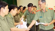 CAND Newspaper and donors present Tet gifts to needy police officers