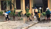 Thousands police officers help locals mitigate flood consequences