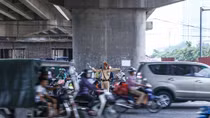 Gateways of Hanoi become crowded as people leave for holiday