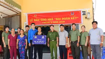 Soc Trang Police present house of gratitude to family of Vietnamese Heroic Mother
