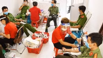 Tra Vinh police officers voluntarily donate blood 