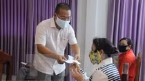 Vietnam gives Cambodia medical supplies to fight COVID-19