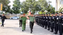 Deputy Minister Le Tan Toi works with Southwest Mobile Police Regiment