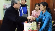 Leading officials visit workers ahead of Tet