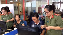 Quang Ninh Police applies e-receipt for visa application fee