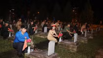Candles lit at martyrs’ cemeteries in Nghe An