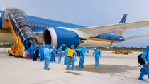 Over 300 Vietnamese citizens brought home from Singapore