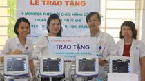 Da Nang people donate medical equipment to local hospital