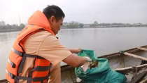 Youths of Thua Thien Hue police clean up Huong river 