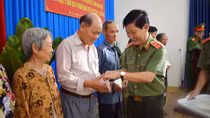 Deputy Minister Nguyen Van Son works with Ba To Police and presents gift to policy beneficiaries