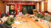 Deputy Minister Nguyen Duy Ngoc works with Hung Yen police