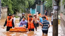 Police in Central Highlands help victims of flood 