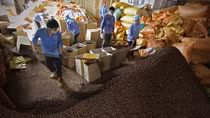 Exporters cope with foreign exchange rate fluctuation