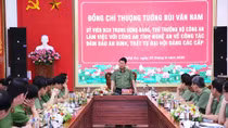 Deputy Minister Bui Van Nam works with Nghe An police