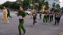 130 police officers actively participate in Hung Yen armed marathon 