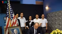 Vietnamese people sign book of condolences for late US Senator