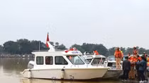 Ministry of Public Security hands over canoe to ThuaThien Hue police