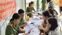 HCMC Police helps local people complete residence permit application