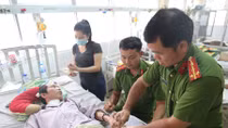 Dak Nong police issue ID card to needy patient at hospital