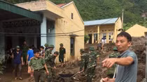 Thanh Hoa Police help locals overcome flood consequences in time to welcome new academic year 