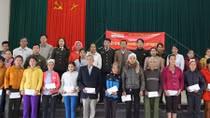 CAND Newspaper and donor bring Tet gifts to needy people in Hoa Binh