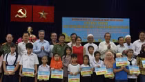 Deputy PM presents scholarship to needy Cham students in Ho Chi Minh City