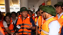 Deputy Prime Minister Vuong Dinh Hue visits flood-hit regions in Ha Tinh