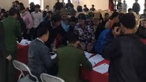 Thanh Hoa police issue ID cards to people at their places
