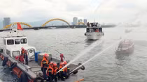 Forces join fire fighting and rescue drill on Han River
