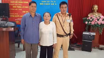 Ha Noi Traffic Police helps lost woman find her family 