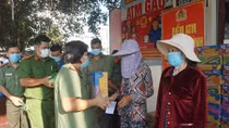 Long An police launch “rice ATM” to support poor locals amid COVID-19 pandemic