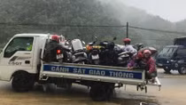 Hoa Binh Police use vehicles to transport people through flooded areas