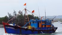 Fishermen join hand to protect national seas and islands 